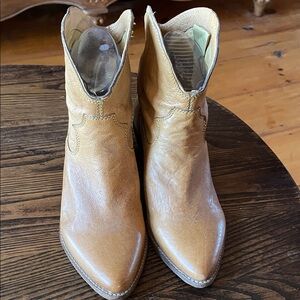 Nicole women’s Tan Leather Western Boots size 7 medium